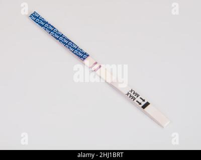 Test di gravidanza medicinale sul bianco Foto Stock