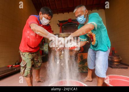 Bogor, Indonesia. 26th Jan 2022. I lavoratori sollevano le ceneri durante il rituale di cenere in arrivo del nuovo anno lunare al tempio di Dhanagun a Bogor, Giava occidentale, Indonesia il 26 gennaio 2022. Il rituale di setacciatura delle ceneri è un'attività per pulire le ceneri dell'incenso in un bruciatore di incenso chiamato Heyoloh che è fatto soltanto una volta all'anno. (Foto di Andi M Ridwan/INA Photo Agency/Sipa USA) Credit: Sipa USA/Alamy Live News Foto Stock