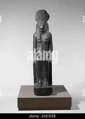 Statua della dea Sakhmet ca. 1390–1352 a.C. nuovo regno la dea Sakhmet, la cui testa di leonessa con i suoi occhi piccoli e intensi e le sue spoglie sinuose, le esalta il suo potenziale di violenza, suscitò grandi sforzi di pacificazione. Si tratta di una delle circa seicento statue della dea create durante il regno di Amenhotep III che si trovano ancora o possono essere rintracciate in due località principali: Il complesso mortuario del re a Kom el Heitan sulla sponda occidentale di Teban, e il complesso del tempio di Mut a Karnak sulla sponda orientale di Tebe. Questa statua è stata trovata molto probabilmente in quest'ultimo sito. Era lungo Foto Stock