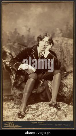 Oscar Wilde 1882 Napoleone Sarony American, nato Canada Napoleone Sarony, un noto maestro di fotografie di celebrità, successe a Mathew Brady come il più noto fotografo di ritratti a New York. Aprendo il suo primo studio a Broadway nel 1866 e spostandosi in locali più elaborati a Union Square nel 1871, Sarony ha approfittato appieno del crescente fascino con il teatro che ha spazzato l'America dopo la guerra civile. I suoi cartes de visite poco costosi e le più esclusive schede cabinet, prodotte in migliaia, soddisfacevano sia la necessità di attori per la pubblicità che la mania del pubblico per il col Foto Stock