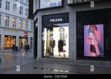 Copenaghen/Danimarca./26 gennaio 2022/. I visitatori e gli amanti dello shopping passeranno accanto al negozio Prada sul roeget nella capitale danese Copenhagen Denmark. (Foto..Francis Dean/Dean Pictures) Foto Stock