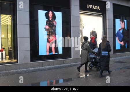 Copenaghen/Danimarca./26 gennaio 2022/. I visitatori e gli amanti dello shopping passeranno accanto al negozio Prada sul roeget nella capitale danese Copenhagen Denmark. (Foto..Francis Dean/Dean Pictures) Foto Stock