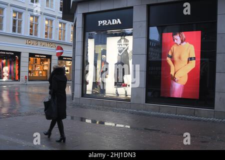 Copenaghen/Danimarca./26 gennaio 2022/. I visitatori e gli amanti dello shopping passeranno accanto al negozio Prada sul roeget nella capitale danese Copenhagen Denmark. (Foto..Francis Dean/Dean Pictures) Foto Stock