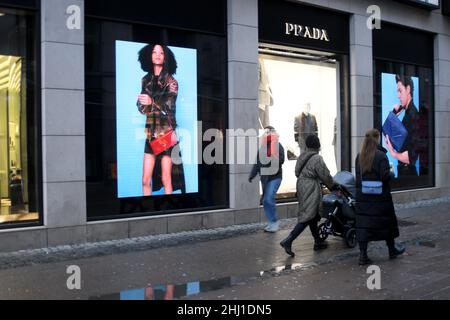 Copenaghen/Danimarca./26 gennaio 2022/. I visitatori e gli amanti dello shopping passeranno accanto al negozio Prada sul roeget nella capitale danese Copenhagen Denmark. (Foto..Francis Dean/Dean Pictures) Foto Stock