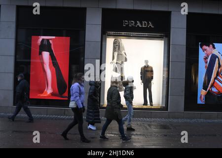 Copenaghen/Danimarca./26 gennaio 2022/. I visitatori e gli amanti dello shopping passeranno accanto al negozio Prada sul roeget nella capitale danese Copenhagen Denmark. (Foto..Francis Dean/Dean Pictures) Foto Stock