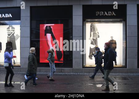 Copenaghen/Danimarca./26 gennaio 2022/. I visitatori e gli amanti dello shopping passeranno accanto al negozio Prada sul roeget nella capitale danese Copenhagen Denmark. (Foto..Francis Dean/Dean Pictures) Foto Stock