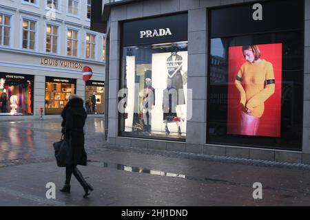 Copenaghen/Danimarca./26 gennaio 2022/. I visitatori e gli amanti dello shopping passeranno accanto al negozio Prada sul roeget nella capitale danese Copenhagen Denmark. (Foto..Francis Dean/Dean Pictures) Foto Stock