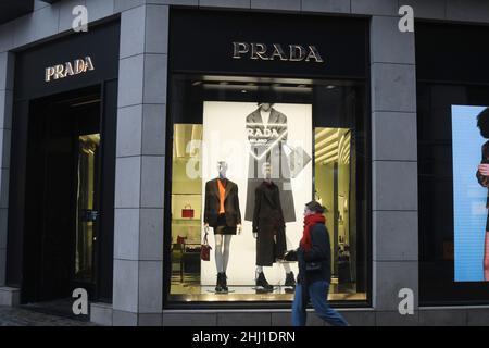 Copenaghen/Danimarca./26 gennaio 2022/. I visitatori e gli amanti dello shopping passeranno accanto al negozio Prada sul roeget nella capitale danese Copenhagen Denmark. (Foto..Francis Dean/Dean Pictures) Foto Stock