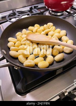 Gnocchi preparati su uno Stovetop della cucina domestica, USA, 2022 Foto Stock