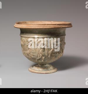 Vaso in terracotta 1st metà del 1st secolo d.C. romana la figura può rappresentare Ercole che esegue una delle sue dodici opere, portando fuori il cinghiale erimantico, una scena che era a lungo familiare all'arte greca. Ciotola in terracotta Romana. 1st metà del 1st secolo d.C.. Terracotta; vetrata al piombo. Imperiale primorile, Julio-Claudian. Vasi Foto Stock