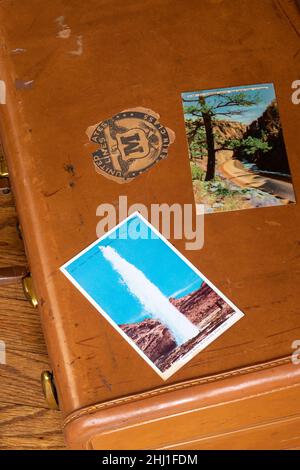 Cartoline d'epoca 1945 su una vecchia valigia, USA Foto Stock