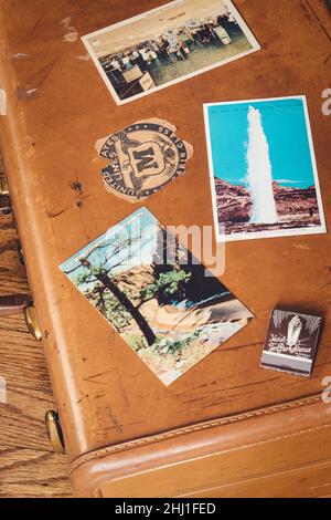 Cartoline d'epoca 1945 su una vecchia valigia, USA Foto Stock