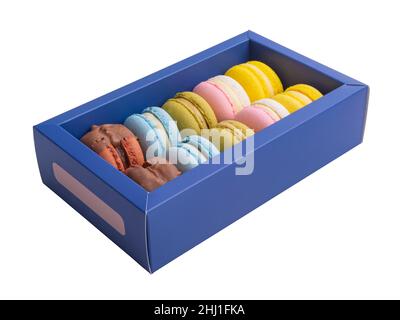 Macaroon esclusivi in scatola blu isolato sul bianco Foto Stock