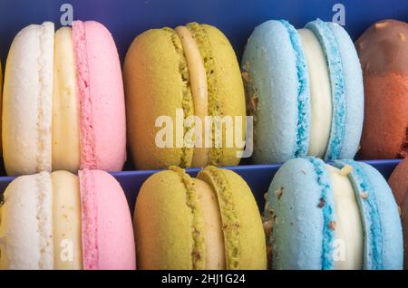 Macaroon esclusivi in scatola blu con gusto Foto Stock