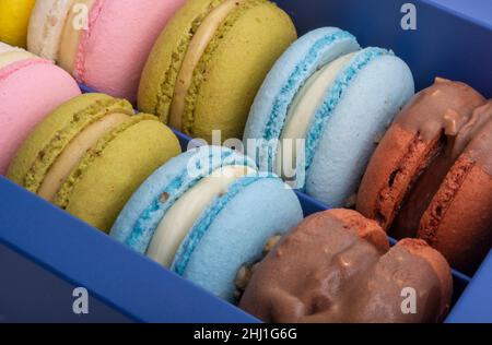 Macaroon esclusivi in scatola blu con gusto Foto Stock