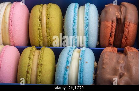 Macaroon esclusivi in scatola blu con gusto Foto Stock