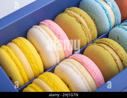 Macaroon esclusivi in scatola blu con gusto Foto Stock