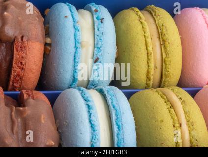 Macaroon esclusivi in scatola blu con gusto Foto Stock