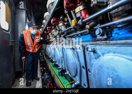 (220126) -- TAIYUAN, 26 gennaio 2022 (Xinhua) -- li Taihong controlla il treno prima della partenza a Taiyuan, provincia di Shanxi nella Cina settentrionale, il 25 gennaio 2022. Li Taihong, 54, e suo figlio li KE sono entrambi i macchinisti del China Railway Taiyuan Bureau Group Co., Ltd. Lavorando in diverse posizioni, trascorrono più tempo a parte che insieme, soprattutto durante la corsa di viaggio del Festival di Primavera. Li Ke è orgogliosa di parlare della sua tradizione familiare di lavorare nel sistema ferroviario. "Mio padre è sempre stato il mio modello di ruolo. Continuerò il suo impegno per tutta la vita nel settore ferroviario", ha affermato. (Xinhua/Cao Yan Foto Stock