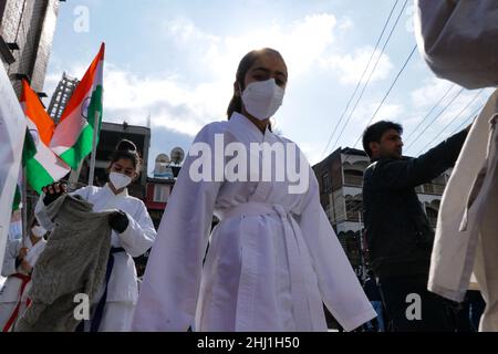 Gennaio 26, 2022, Srinagar, Jammu e Kashmir, India: Bambini che indossano la maschera durante le celebrazioni del giorno della Repubblica dell'India il 26 gennaio 2022 a Srinagar, la capitale estiva dell'indiano amministrato Kashmir, India. I negozi e le imprese sono rimasti chiusi e il traffico è rimasto fuori dalle strade, come le autorità indiane hanno tenuto funzioni in diversi luoghi per segnare India Repubblica Day in indiano amministrato Kashmir. (Credit Image: © Adel Abbas/ZUMA Press Wire) Foto Stock