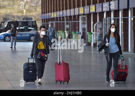 Italia, Roma, 05 maggio 2020 : riapertura, giorno 2 della seconda fase dell'emergenza del Covid-19 a Roma. Le persone indossano maschere protettive mentre camminano nel Foto Stock