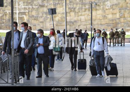 Italia, Roma, 05 maggio 2020 : riapertura, giorno 2 della seconda fase dell'emergenza del Covid-19 a Roma. Le persone indossano maschere protettive mentre camminano nel Foto Stock