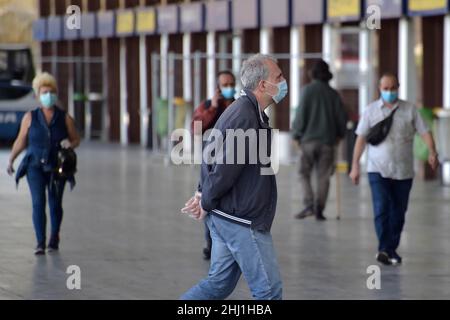 Italia, Roma, 05 maggio 2020 : riapertura, giorno 2 della seconda fase dell'emergenza del Covid-19 a Roma. Le persone indossano maschere protettive mentre camminano nel Foto Stock