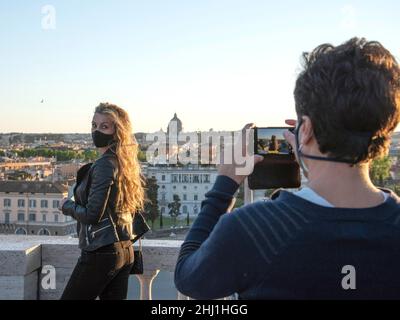 Italia, Roma, 07 maggio 2020 : riapertura, giorno 4 della seconda fase dell'emergenza del Covid-19 a Roma. La gente è avvistata prendendo selfie e godendo di Foto Stock