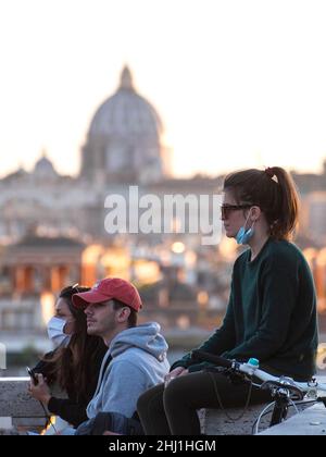 Italia, Roma, 07 maggio 2020 : riapertura, giorno 4 della seconda fase dell'emergenza del Covid-19 a Roma. La gente è avvistata prendendo selfie e godendo di Foto Stock