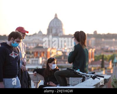 Italia, Roma, 07 maggio 2020 : riapertura, giorno 4 della seconda fase dell'emergenza del Covid-19 a Roma. La gente è avvistata prendendo selfie e godendo di Foto Stock