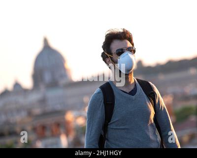 Italia, Roma, 07 maggio 2020 : riapertura, giorno 4 della seconda fase dell'emergenza del Covid-19 a Roma. La gente è avvistata prendendo selfie e godendo di Foto Stock