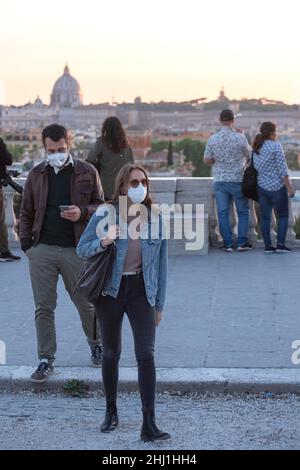 Italia, Roma, 07 maggio 2020 : riapertura, giorno 4 della seconda fase dell'emergenza del Covid-19 a Roma. La gente è avvistata prendendo selfie e godendo di Foto Stock