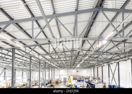 Vista panoramica generale della fabbrica dall'interno. Tetto, sale di produzione e magazzini Foto Stock
