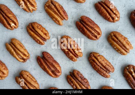 Motivo Pecan su sfondo grigio, primo piano Foto Stock