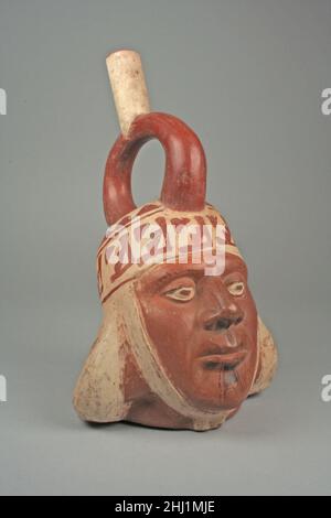Ritratto testa bottiglia 5th–7th secolo Moche le Moche (note anche come le Mochiche) fiorirono sulla costa settentrionale del Perù dal 200-850 d.C., secoli prima dell'ascesa degli Inca. Nel corso di circa sei secoli, il Moche costruì centri regionali fiorenti dalla valle del fiume Nepeña a sud fino forse a nord fino al fiume Piura, vicino al confine moderno con l'Ecuador, Sviluppare deserti costieri in ricchi terreni agricoli e attingere alle abbondanti risorse marittime della corrente Humboldt dell’Oceano Pacifico. Anche se la natura precisa dell'organizzazione politica di Moche è oggetto di discussione, il Foto Stock