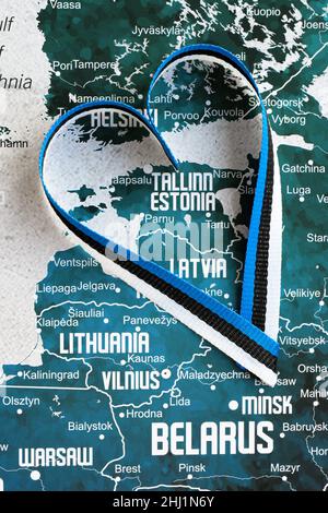 L'Estonia sulla mappa dell'Europa, un cuore nel colore della bandiera estone Foto Stock