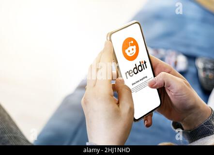 Roma, Italia, gennaio 2022: Donna che tiene uno smartphone con l'app mobile Reddit sullo schermo. Reddit è un'aggregazione e discussione di notizie sociali americane Foto Stock