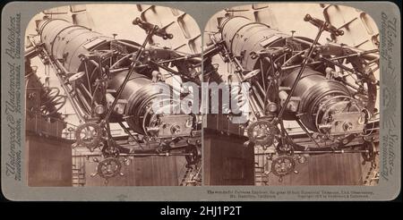 Il meraviglioso esploratore dell'Universo, il Grande Telescopio Equatoriale da 36 pollici, l'Osservatorio di Lick, il Monte Hamilton, California 1902 Underwood & Underwood dopo il suo completamento nel 1888, il telescopio rifrangente al Lick Observatory era il più grande al mondo. Fabbricata in Francia, le lenti giganti del telescopio viaggiavano in California per mezzo di navi, treni e carrozza trainata da cavalli. Un disco si è incrinato durante il trasporto e ha richiesto anni per la sostituzione. Le fotografie del celebre strumento, riprodotte su stereocarte come questo, circolavano tra gli appassionati di spazio di tutto il mondo. Il meraviglioso esploratore dell'Universo, il Gr Foto Stock