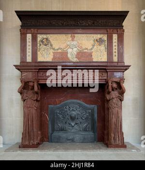 Vanderbilt mantelpiece ca. 1881–83 Augustus Saint-Gaudens American questa mantelpiece dominava originariamente la sala d'ingresso della residenza di Cornelius Vanderbilt II sulla Fifth Avenue al 57th Street (demolita 1925-27). Lavorando per l'architetto George B. Post, l'artista John la Farge (1835-1910) ha creato un sontuoso programma decorativo, al quale Saint-Gaudens ha contribuito molti degli elementi scultorei. Due cariatidi classici, Amor (Amore) e Pax (Pace), sostengono l'estesiva entablatura con teste inchite e braccia rinnegate. Il mosaico dell'overmantel raffigura una donna vestita in stile classico con garl Foto Stock