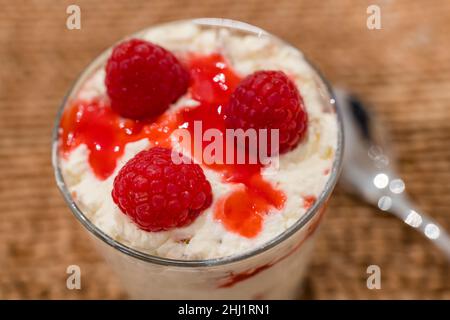 Budino scozzese o cranachan da dessert preparato con panna, farinata d'avena e lamponi serviti al Burns Night, Scozia Foto Stock