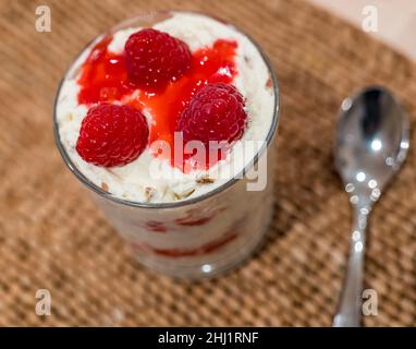 Budino scozzese o cranachan da dessert preparato con panna, farinata d'avena e lamponi serviti al Burns Night, Scozia Foto Stock