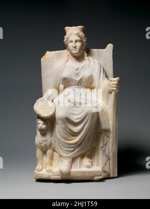 Statuetta di marmo di Kibele 1st–2nd secolo d.C. romana basata su una statua d'oro e d'avorio dello scultore greco Pheidias o Agorakritos della fine del 5th secolo a.C. il culto di Kibele, la dea madre dell'Anatolia, Era stata portata ad Atene dal V secolo a.C. Una statua della dea intronata accompagnata da leoni e con un cembalo in piedi nel Metroon, un importante edificio nell'Agora, il mercato di Atene. Oltre cento piccole copie di marmo come questa sono state trovate nell'Agora. Statuette di marmo di Kibele. Romana. 1st–2nd secolo d.C.. Marmo. Imperiale. Scultura di pietra Foto Stock