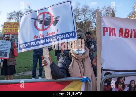 Londra, Regno Unito. 26th Jan 2022. I manifestanti del Tigrayan in Piazza del Parlamento chiedono aiuti umanitari per il Tigray, e la fine di ciò che dicono è il genocidio in corso. Dal novembre 2020 si dice che oltre 150.000 civili sono stati uccisi o feriti nella guerra civile con le forze governative etiopiche, anche da scioperi di droni turchi e chiedere al governo britannico di intervenire e fermare la carestia artificiale. Peter Marshall/Alamy Live News Foto Stock