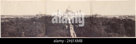 [Il Taj Mahal dal Gateway] Gennaio–Marzo 1864 John Murray britannico, scozzese di tutte le fotografie Murray fatto del Taj, i più impressionanti sono i suoi panorami trittici, presi dal tetto del cancello d'ingresso e guardando giù e attraverso i giardini formali al mausoleo oltre. Arroccato sopra i giardini molto boscosi, l'edificio pallido appare quasi traslucido nella luce del sole di prima mattina. Così spesso descritto come un tributo alla bellezza femminile, il monumento stesso diventa un odalisque architettonico distesa contro i bilici serici scuri. [Il Taj Mahal dal Gateway] 286084 Foto Stock