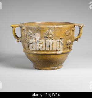 Scifo di terracotta frammentario (tazza da bere) 1st metà del 1st secolo d.C. romano i lati di questa tazza da bere molto grande sono decorati con varie applicazioni, tra cui teste, mostri di mare, rosette e foglie. Scifo di terracotta frammentario (tazza da bere). Romana. 1st metà del 1st secolo d.C.. Terracotta. Vasi Foto Stock