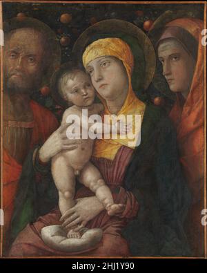 La Santa Famiglia con Santa Maria Maddalena ca. 1495–1500 Andrea Mantegna Italian la composizione di questo dipinto di Mantegna fu ispirata ai rilievi funerari romani, che rappresentano la combinazione di austerità e dolcezza. È dipinta in distemper piuttosto che in olio, permettendo all'artista di dare una forte definizione alle forme. In origine, i colori avrebbero avuto una freschezza e una chiarezza. Tuttavia, il quadro ha sofferto di pulizie passate e la sua superficie è stata verniciata, compromettendo l'effetto voluto. Mantegna dipinse per l'élite corte Gonzaga a Mantova, dove l'antiquario Foto Stock
