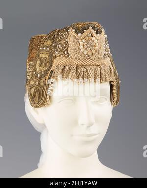 Headdress russo di inizio 19th secolo questo oggetto è dalla collezione di Natalia de Shabelsky (1841-1905), una nobildonna russa costretta a conservare ciò che percepiva come la vanishing folk arte tradizioni del suo paese natale. Viaggiando estensivamente in tutta la Grande Russia, ha raccolto molti bei esempi di arte tessile della ricca classe contadina. Dal 1870s fino al trasferimento in Francia nel 1902, Shabelsky accumulò una grande collezione di tessuti per la casa intricatamente ricamati e di opulenti indumenti da festa con decorazioni ricche e motivi elaborati. Il museo di Brooklyn ospita i Foto Stock