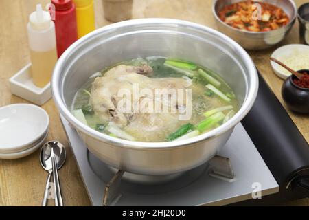 hotpot per zuppa di pollo intero, cucina coreana Foto Stock