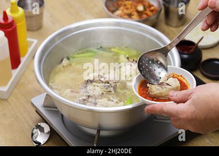 piatto caldo per zuppa di pollo intera coreana, il pollo viene consumato con tadegi (condimento piccante). Foto Stock