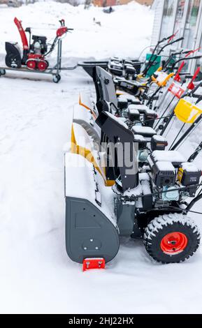 È in vendita un nuovo spazzaneve a benzina. Meccanismo di rimozione della neve. Foto Stock